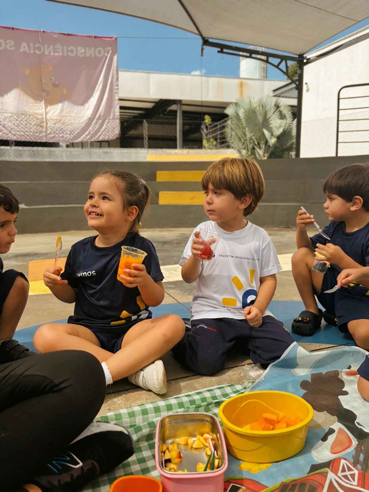 Momento de alimentação saudável na rotina escolar.