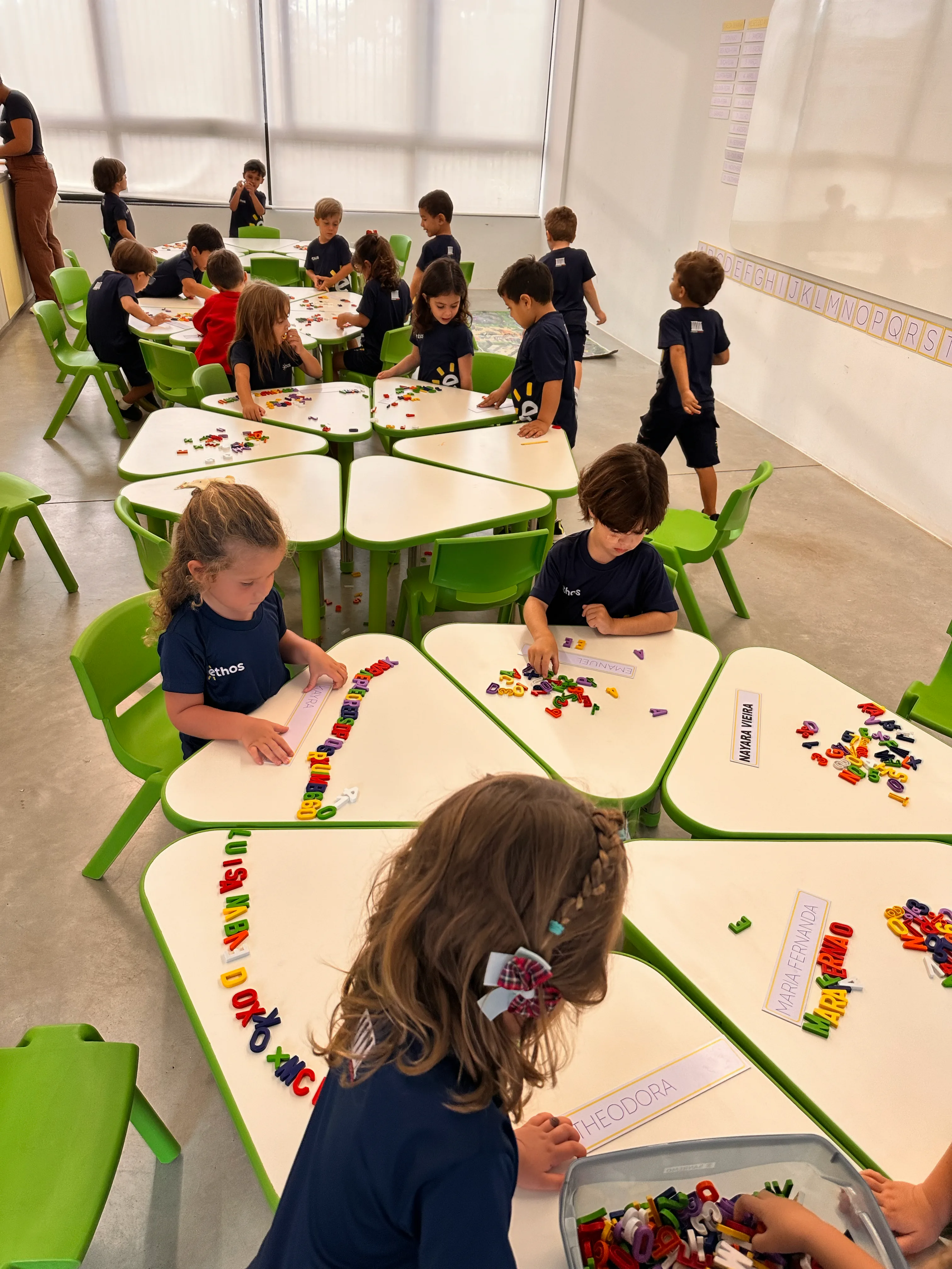 Criança em rotina de cuidado e acolhimento na escola.