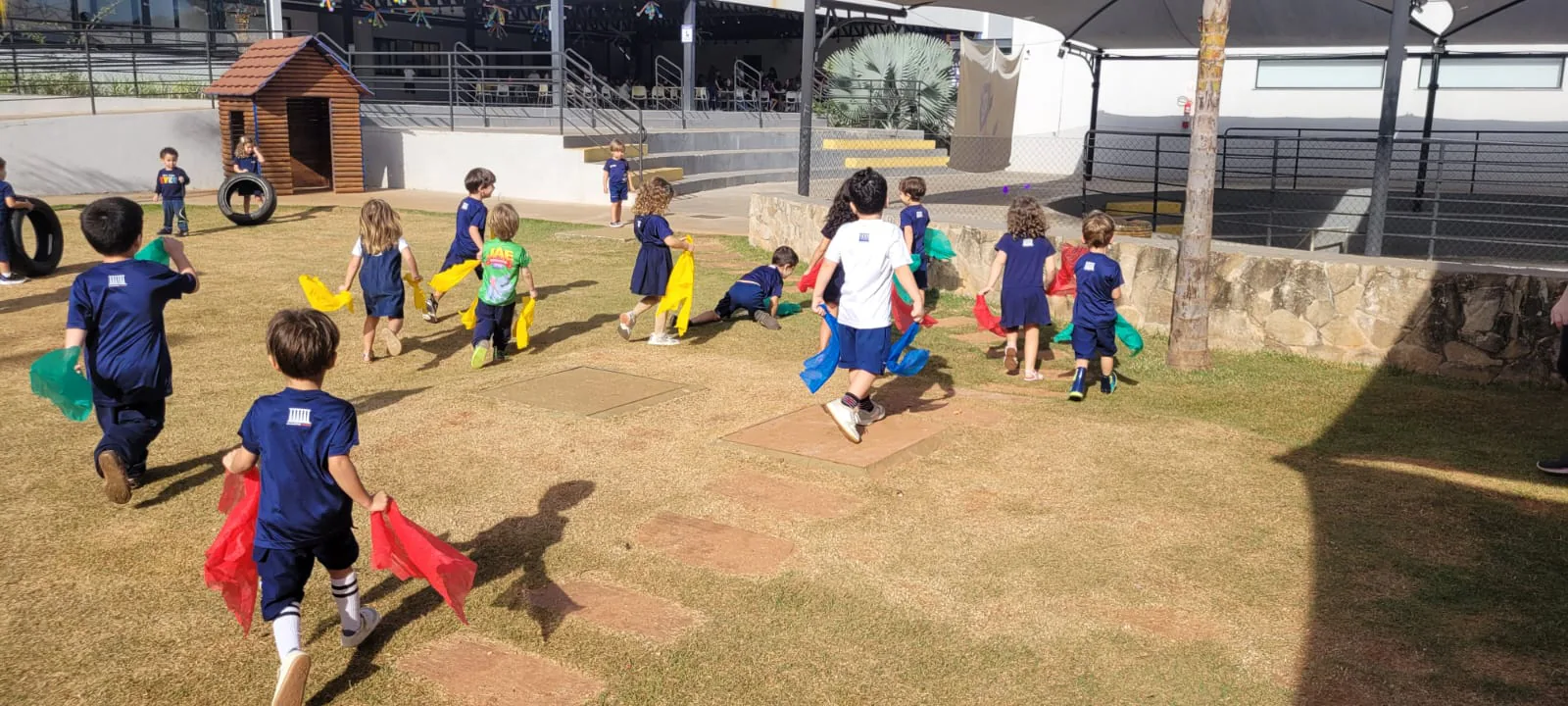 Crianças em atividade esportiva na Escola Ethos.