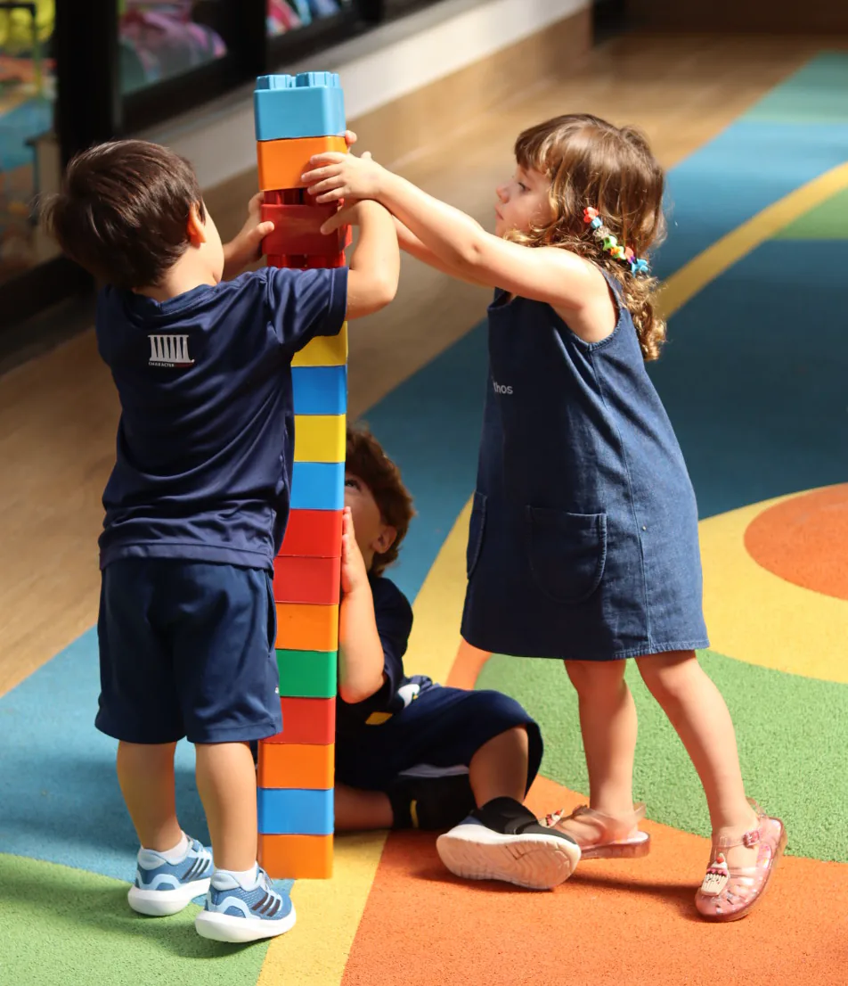 Criança em atividade acompanhada pela equipe da Escola Ethos.