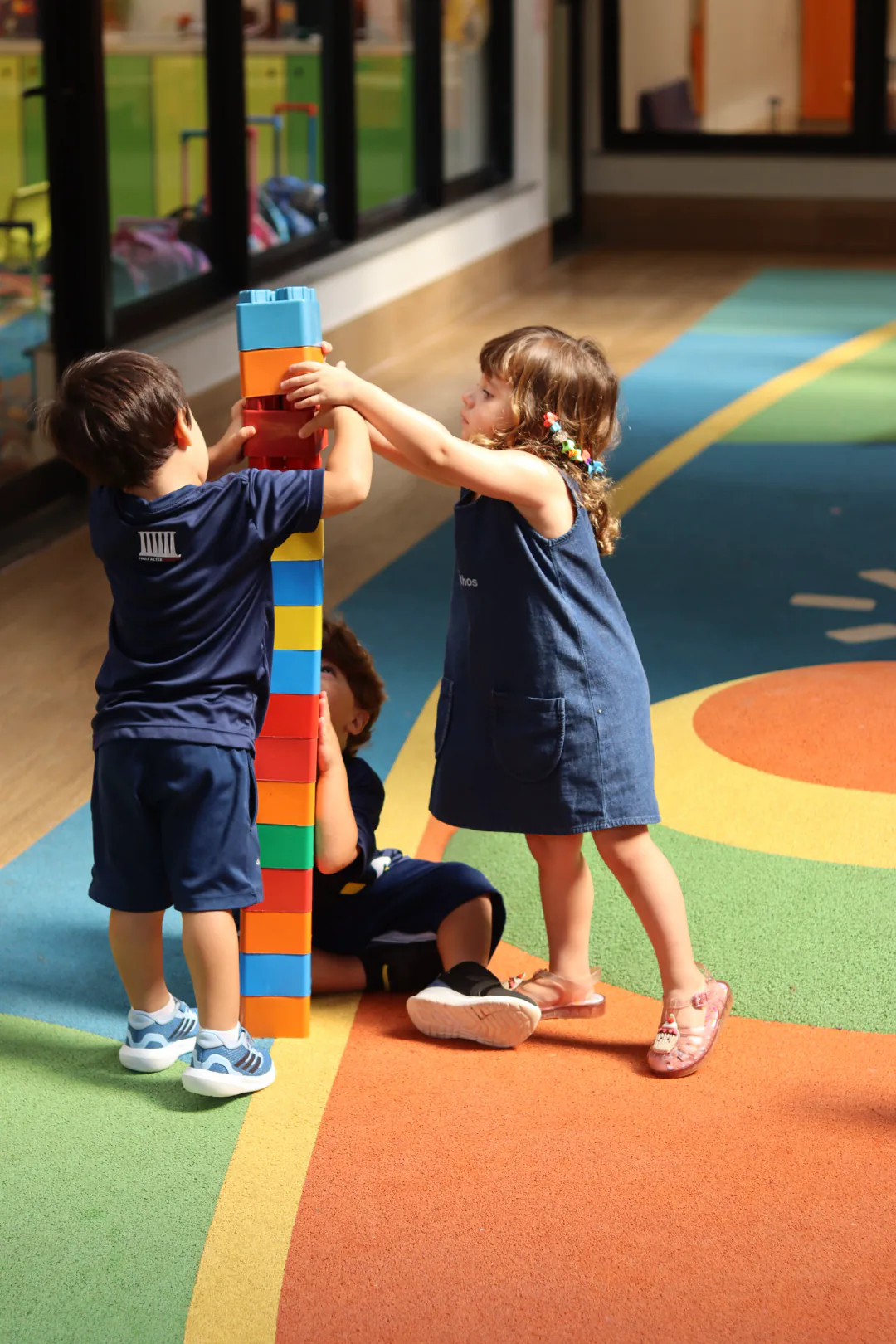 Criança em atividade acompanhada pela equipe da Escola Ethos.