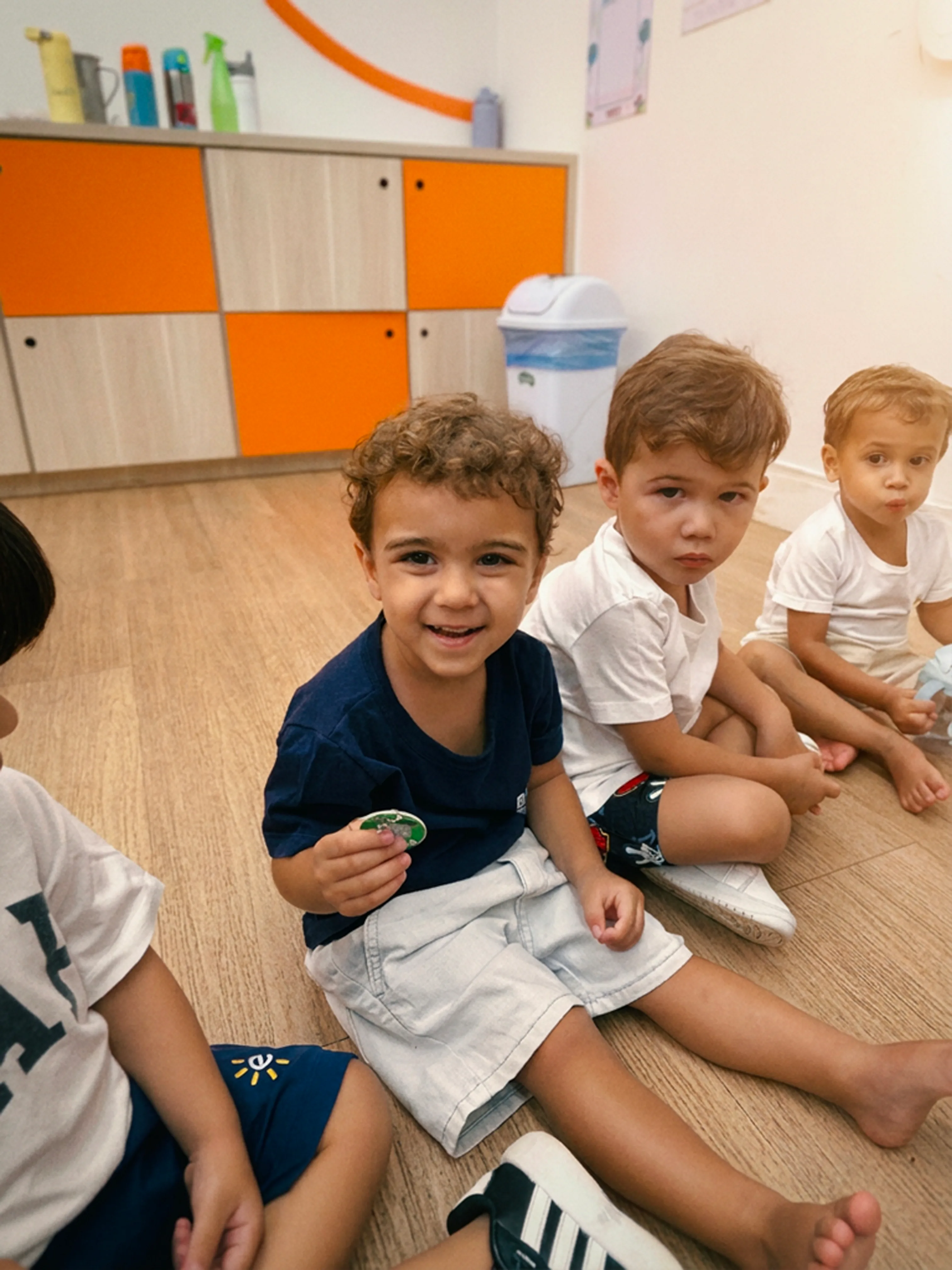 Crianças da Educação Infantil em uma experiência de aprendizagem guiada pela descoberta.