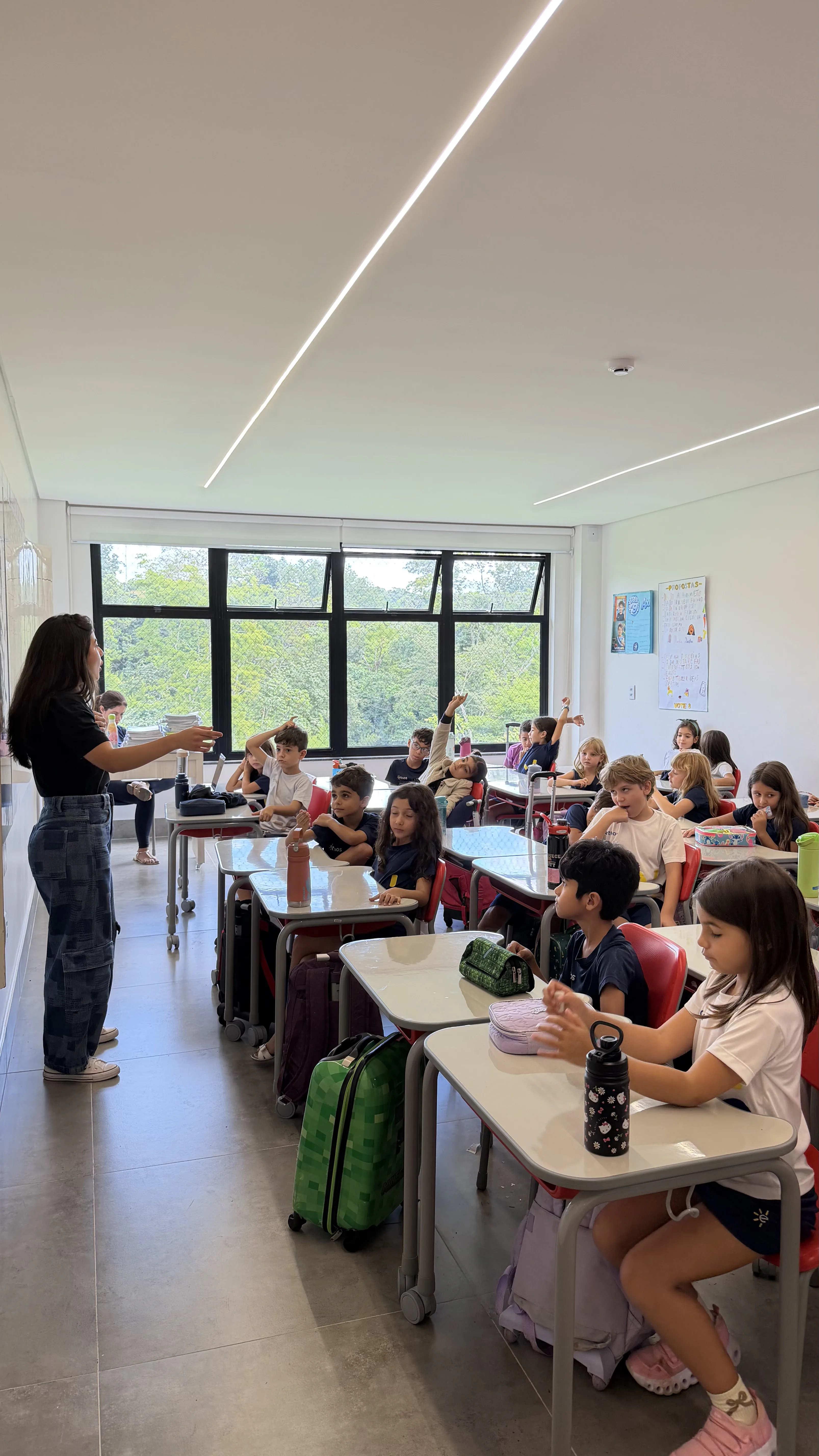 Estudantes do Ensino Fundamental em atividade orientada pela investigação e pela autonomia.