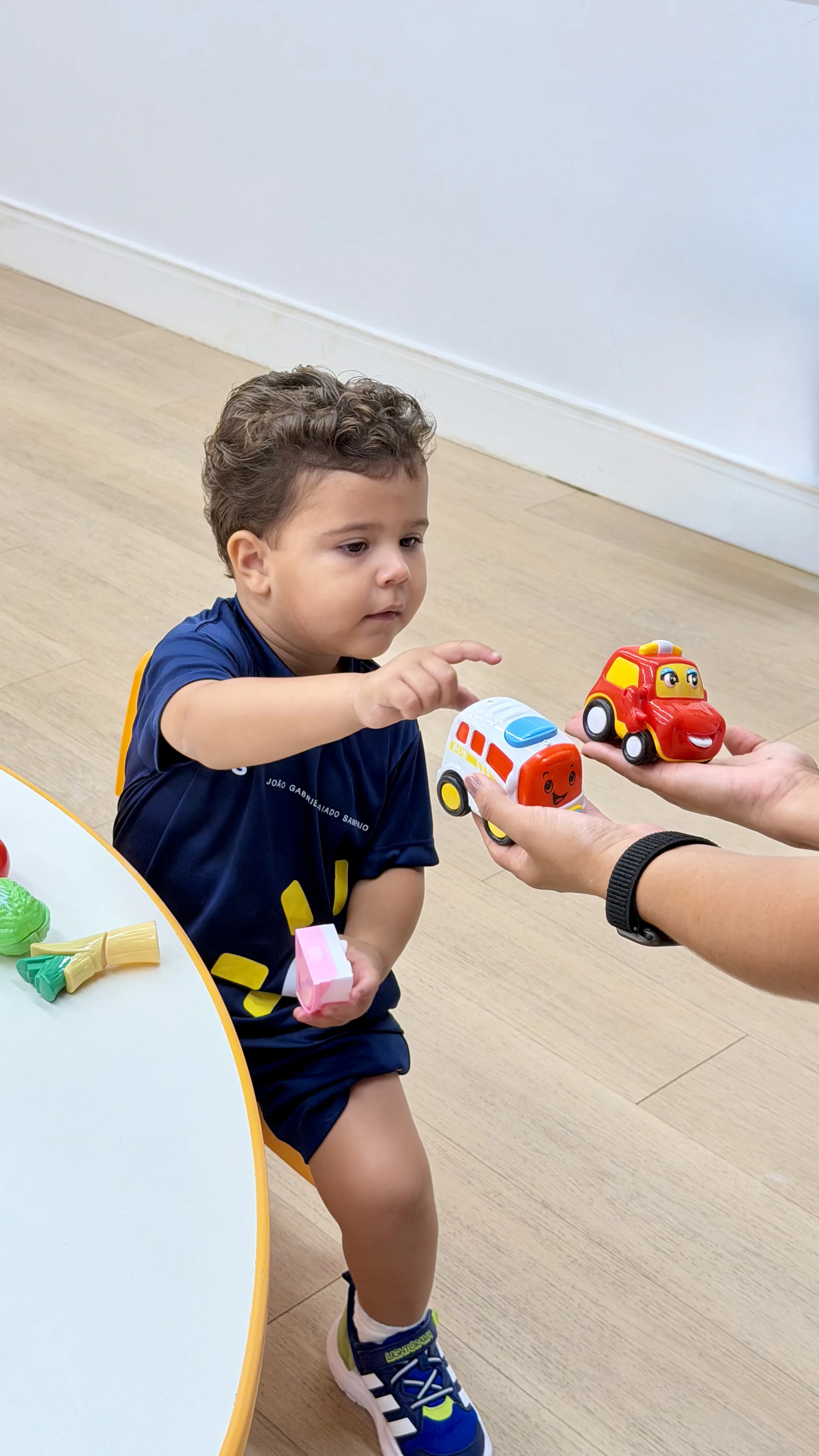 Registro de atividade escolar em notícia lateral.
