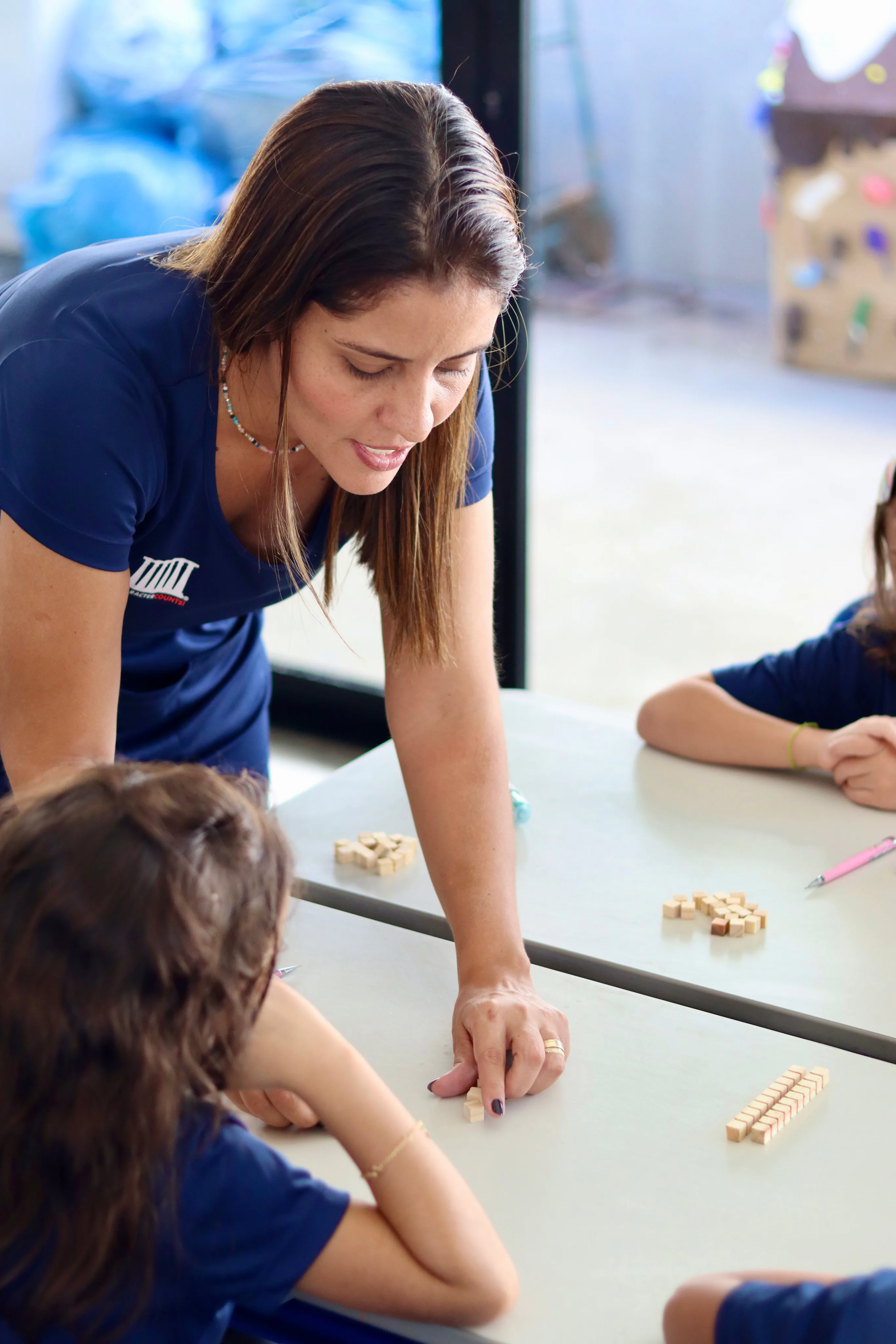 Corpo pedagógico em ambiente escolar da Ethos.